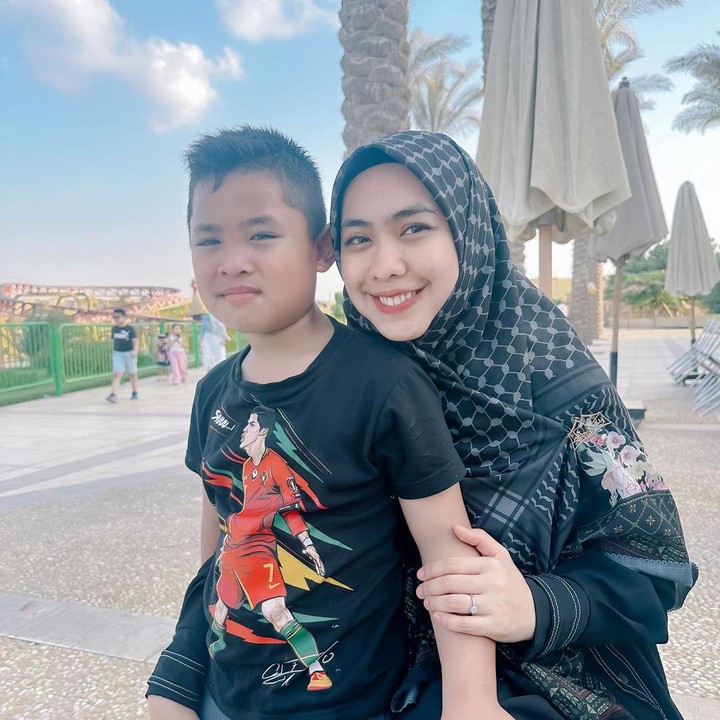 <p>Oki Setiana Dewi menjalani kehidupan baru di Mesir. Ia sudah hampir dua minggu menetap di sana bersama keluarganya, Bunda. Oki dan sang suami, Ory Vitrio Abdullah memboyong keempat anaknya. (Foto: Instagram@okisetianadewi)</p>