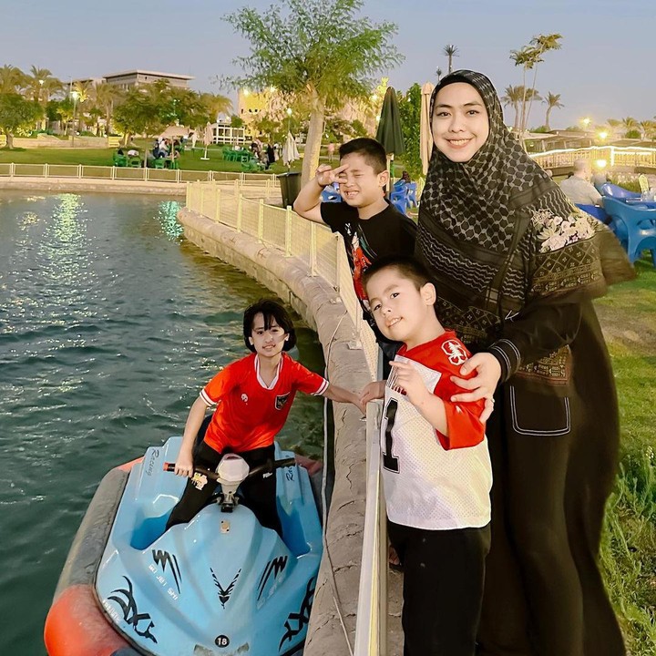 <p>Sebelum terbang ke Mesir, tentunya Oki mempersiapkan banyak hal seperti belajar bahasa Arab. Ia pun sempat memindahkan anak-anaknya ke sekolah Arab di Jakarta. (Foto: Instagram@okisetianadewi)</p>