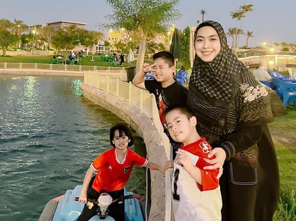 7 Potret Oki Setiana Dewi Bersama Suami & Anak Tinggal di Mesir, Kini Sibuk Cari Sekolah