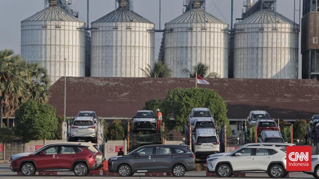 Penjualan mobil Indonesia terancam oleh Malaysia. Gaikindo revisi target penjualan, namun optimisme tetap ada untuk investasi otomotif jangka panjang.