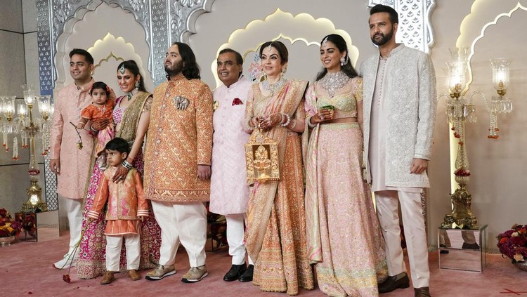 Miliarder Mukesh Ambani, berpose bersama putranya Anant, dan istrinya Nita di pernikahan Anant Ambani dan Radhika Merchant di Jio World Convention Center di Mumbai, India, Jumat, 12 Juli 2024.
