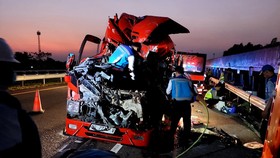 Elf Tabrak Truk Tronton di Tol Boyolali, Enam Tewas