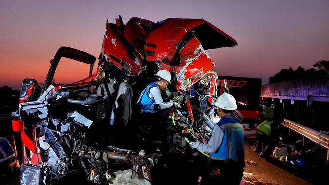 Kapolres Boyolali AKBP Petrus menyebut pihaknya juga menduga terjadi over kapabilitas kendaraan Isuzu Elf nan membawa visitor dari Surabaya ke Yogyakarta.