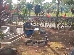 Kala Petugas Pantarlih Sukabumi Blusukan ke Kuburan