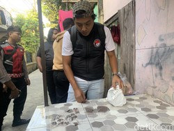 Emak-emak Kampung Bahari Debat Polisi, Ternyata Ada Gorilla di Mesin Cuci