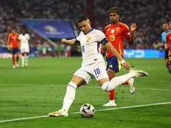 Soccer Football - Euro 2024 - Semi Final - Spain v France - Munich Football Arena, Munich, Germany - July 9, 2024  France's Kylian Mbappe in action with Spain's Lamine Yamal REUTERS/Lisi Niesner