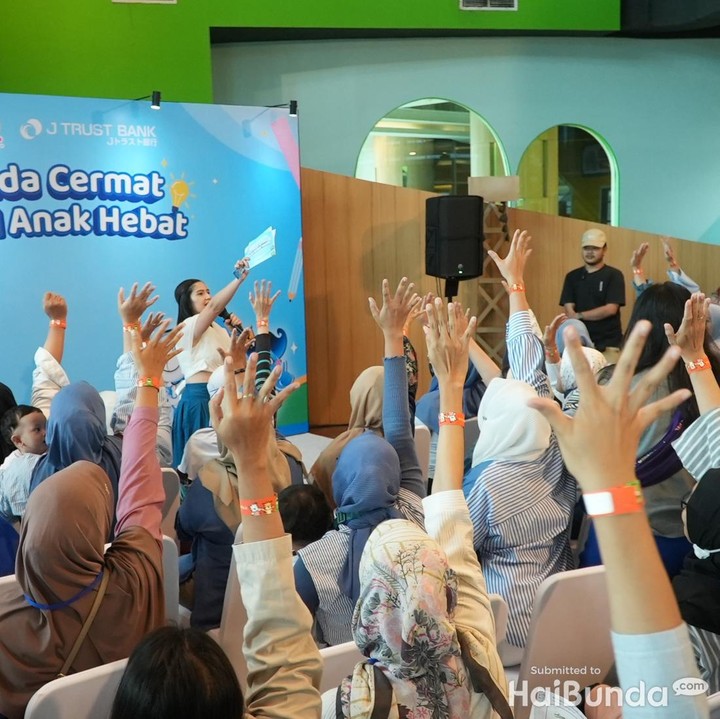 <p>4. Setelah talkshow, Bubun mengadakan games dengan hadiah menarik untuk para Bunda member HaiBunda Squad yang hadir. Bunda-Bunda yang ikut games ini sangat antusias lho. Mereka berhasil menjawab semua pertanyaan yang diberikan di games ini. <br />(Foto: haibunda.com/Atmaja Kurniawan)</p>