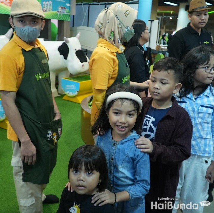 <p>Selesai registrasi, para Bunda langsung menempati kursi yang disediakan di tempat talkshow. Sementara itu, anak-anak diarahkan untuk melakukan kids activity yang didampingi oleh pendamping dari Youreka Kids Farm. (Foto: haibunda.com/Atmaja Kurniawan)</p>