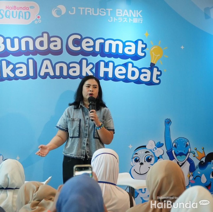 <p>Acara talkshow dibuka dengan sambutan dari Marketing Communication & Promotion Head J TRUST Bank, Edwina. Edwina mengaku senang melihat antusias para Bunda yang hadir di acara hari ini. "Terima kasih sudah hadir Bunda-Bunda. Enjoy the moment ya. Semoga dari acara ini bisa mendapatkan banyak informasi," katanya. (Foto: haibunda.com/Atmaja Kurniawan)</p>