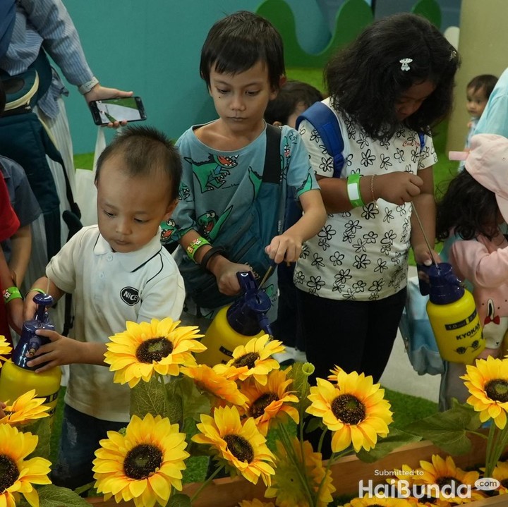 <p>Salah satu aktivitas seru di Youreka Kids Farm adalah area berkebun, Bunda. Di sini, anak-anak belajar menanam tanaman dan berbagai macam bunga. Mereka juga diajarkan untuk sayang dan merawat tanaman. (Foto: haibunda.com/Atmaja Kurniawan)</p>
