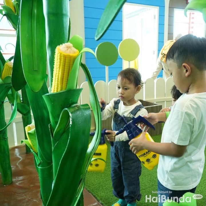 <p>Selain talkshow, ada pula kids activity untuk anak-anak yang hadir. Saat para Bunda sedang Talkshow, anak-anak akan melakukan beragam aktivitas di Youreka Kids Farm. Beberapa aktivitas ini di antaranya adalah Cow Barn, Chicken Farm, Fish Pond, Sheep Barn, Tea Garden, Corn Farm, Coconut Plantation, Cacao Tree, dan Market Area. (Foto: haibunda.com/Atmaja Kurniawan)</p>
