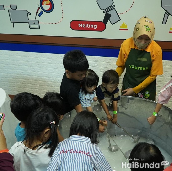 <p>Kids activity ini tak hanya mengembangkan kemampuan sensorik dan motorik anak lho. Mereka juga belajar untuk mandiri dan berinteraksi dengan teman sebaya, Bunda. (Foto: haibunda.com/Atmaja Kurniawan)</p>