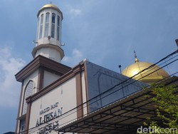 Tower BTS Ilegal di Atas Masjid Kelapa Gading Jakut Dibongkar, Warga Tenang