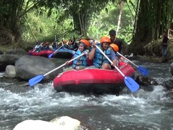 Serunya Berwisata Arung Jeram di Sungai Lereng Gunung Semeru