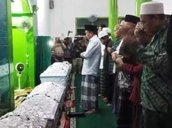 Isak Tangis Keluarga Sambut 5 Korban Laka Maut Tol Boyolali