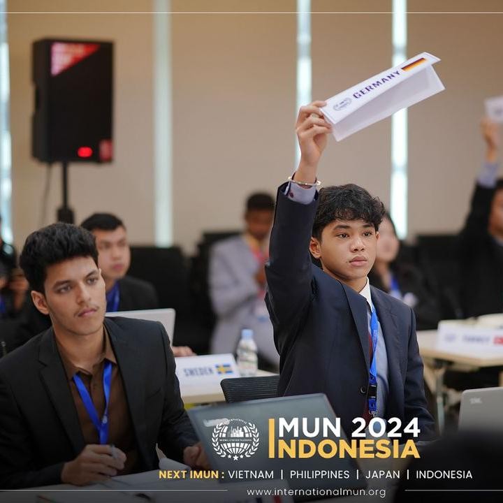 <p>Melalui unggahannya, Bunga Zainal menuliskan perasaan bangganya pada Karan. Perempuan kelahiran Jakarta ini juga terharu dengan pencapaian putranya itu. "Sebagai seorang ibu pasti merasa bangga bisa mengantarkan anaknya memulai merintis kesuksesan nya, tanpa alasan aku merasa terharu atas kemenangan karan tadi malam," tulisnya. (Foto: Instagram @bungazainal05)</p>
