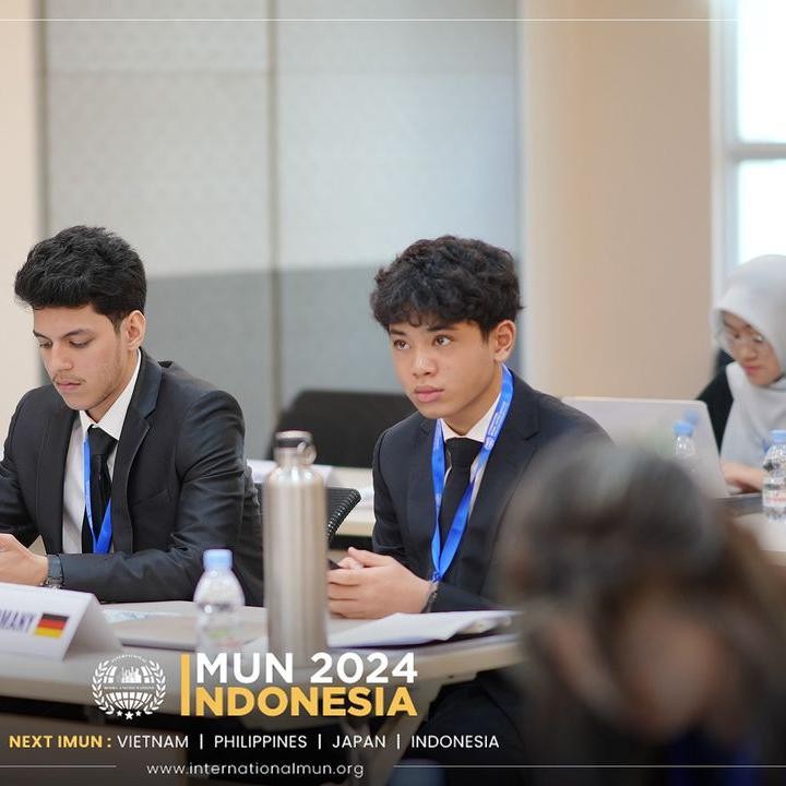 <p>Bunga Zainal juga sangat bangga dengan prestasi yang didapatkan sang putra, Bunda. Karan berhasil mendapatkan penghargaan untuk kategori Most Outstanding Delegate Award. (Foto: Instagram @bungazainal05)</p>