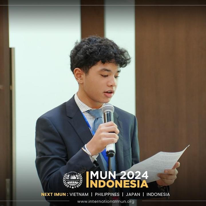 <p>Dalam forum internasional ini, Karan terlihat begitu aktif. Ia juga tampak percaya diri saat bicara di depan publik. (Foto: Instagram @bungazainal05)</p>
