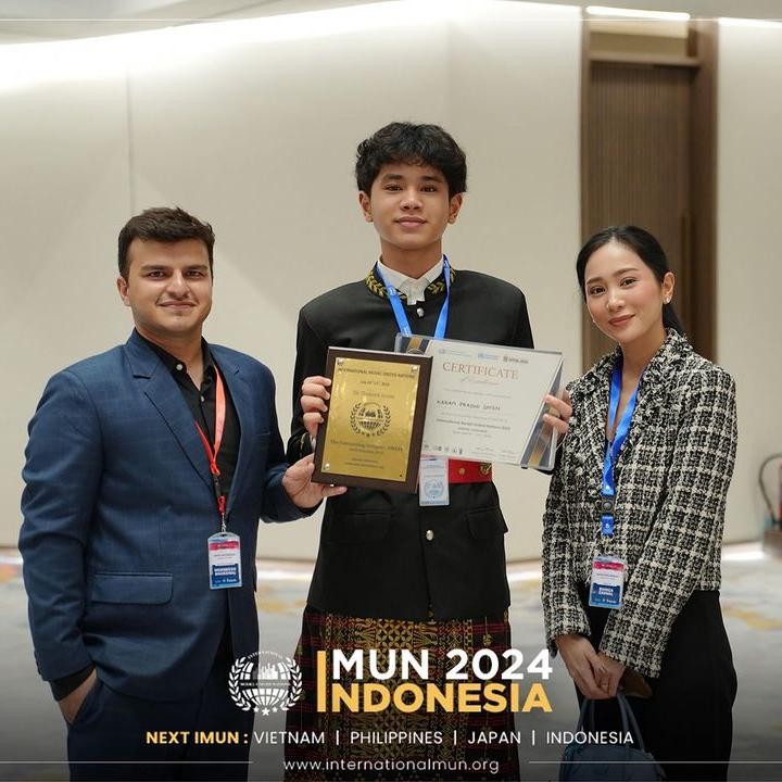 <p>Aktris Bunga Zainal terlihat semringah saat menemani putra sulungnya, Karan Pradhi Singh, di forum International Model United Nations (IMUN) belum lama ini. Perempuan 37 tahun ini membagikan momen spesial tersebut di akun Instagram miliknya. (Foto: Instagram @bungazainal05)</p>