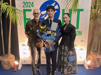 5 Potret Karan Putra Sulung Bunga Zainal, Bikin Bangga Dapat Penghargaan di Forum Internasional