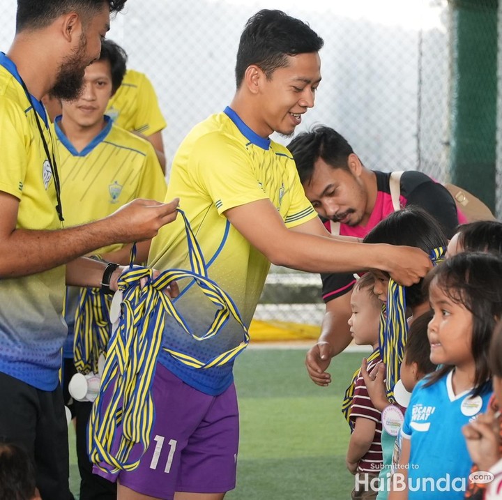 <p>Setelah latihan selesai, anak-anak pun mendapatkan piagam dan sertifikat yang diberikan langsung oleh para <em>coach</em>, Bunda. Tidak hanya itu, Bunda yang beruntung dan memenangkan kuis turut mendapatkan hadiah berupa paket suplemen dari Suntory BRAND'S. (Foto: Tim HaiBunda/Atma)</p>