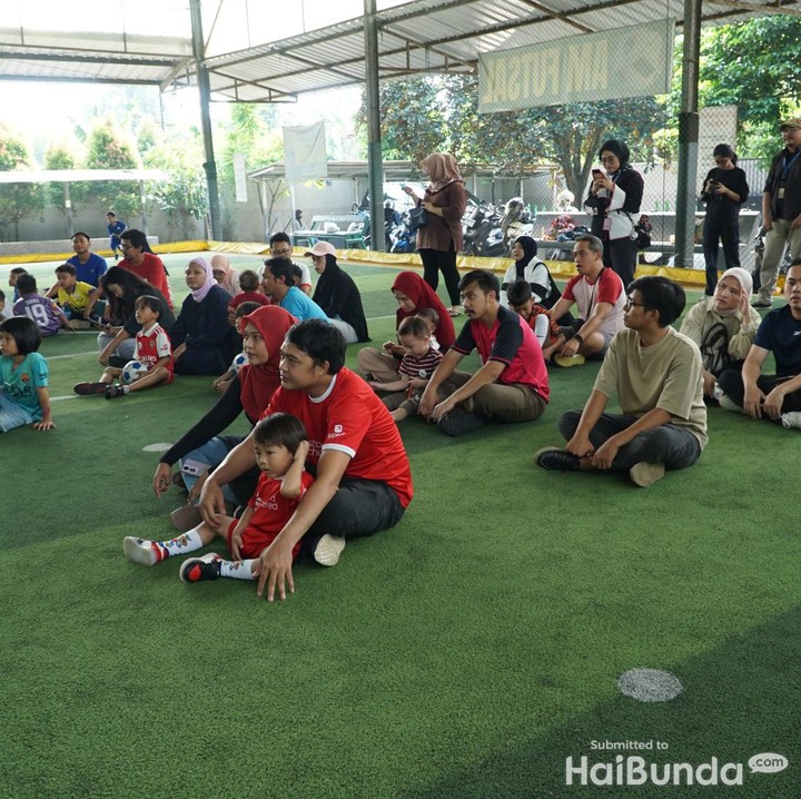 <p>Acara ini sukses diselenggarakan pada Minggu, 14 Juli 2024 di AM Futsal, Ciputat, Tangerang Selatan. Tidak hanya bersama Bunda, Di sini Si Kecil turut melakukan bonding dengan Ayah, lho. (Foto: Tim HaiBunda/Atma)</p>