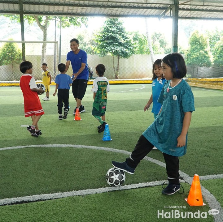 <p>Acara diawali dengan latihan bersama <em>coach</em> yang didampingi oleh para Ayah. Dalam momen ini, Si Kecil terlihat sangat antusias dan bersemangat kala bermain. (Foto: Tim HaiBunda/Atma)</p>