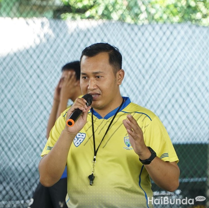 <p>"Kita tidak mengutamakan skill, tapi kita mengutamakan kemandirian dan motorik kasarnya. Seiring berjalannya waktu, nanti skill-nya akan bertambah," ujar Manajer Super Junior Futsal Club, Coach Hasbi.  (Foto: Tim HaiBunda/Atma)</p>