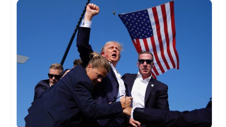 Foto Donald Trump Pasca Penembakan Diglorifikasi para pendukungnya di media sosial