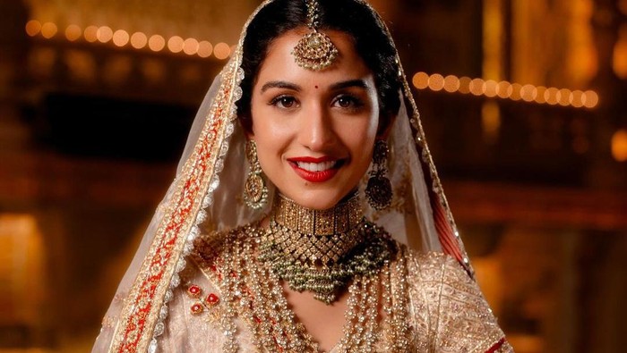 img-title Radhika Merchant Tampil Memukau dengan Gaun Pengantin Penuh Makna
