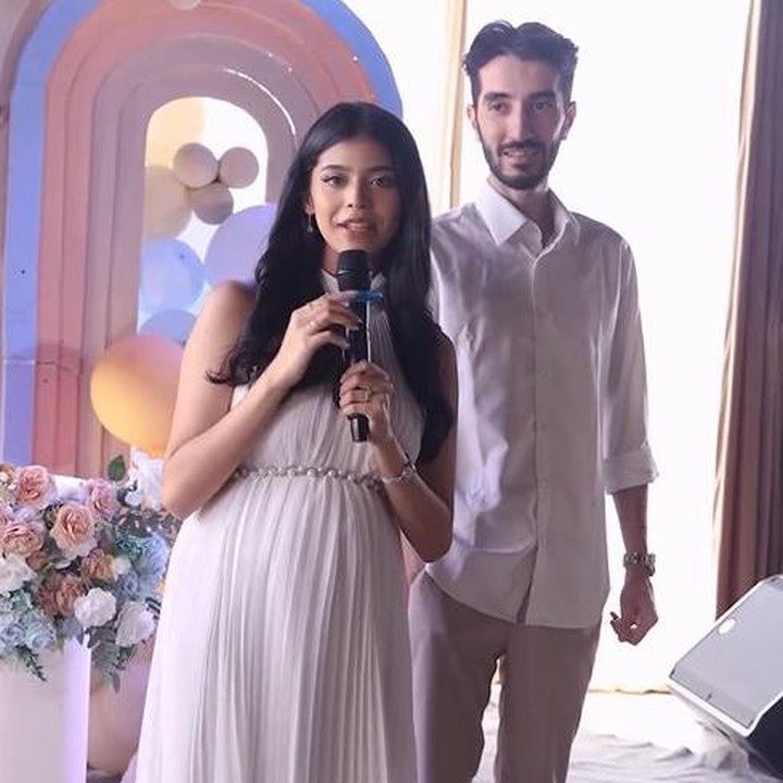 <p>Pesta gender reveal Jharna Bhagwani ini diadakan secara sederhana, hanya dihadiri oleh kerabat dan teman terdekat. Di pesta ini, Jharna Bhagwani terlihat cantik mengenakan gaun berwarna putih, senada dengan kemeja yang dikenakan suaminya. (Foto: Instagram @jharnabhagwani)</p>