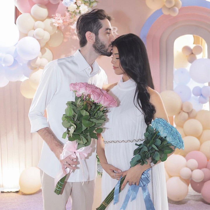 <p>Dekorasi pesta gender revealJharna Bhagwani banyak didominasi warna pastel beige, merah muda, dan biru muda. Hiasan panggung dibuat sederhana dengan dipenuhi balon berwarna pastel. (Foto: Instagram @jharnabhagwani)</p>