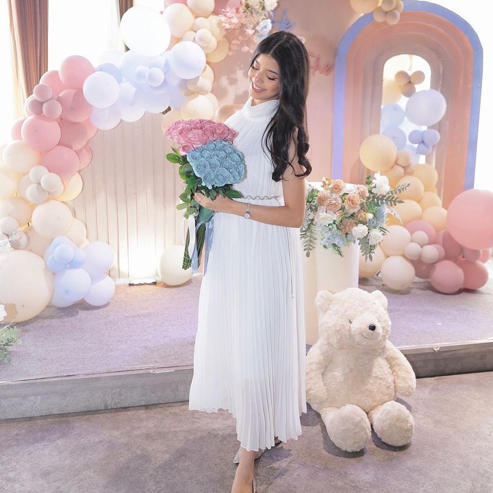 <p>Pada pertengahan Juni lalu, Jharna Bhagwani pertama kali mengumumkan kabar kehamilan pertamanya. Perempuan berdarah India ini memamerkan potret baby bump kehamilannya yang sudah mulai terlihat. (Foto: Instagram @jharnabhagwani)</p>