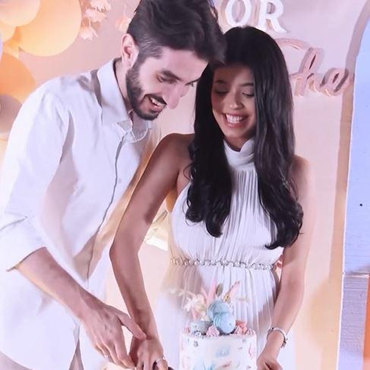 <p>Puncak acara gender reveal dilakukan dengan memotong kue. Di dalam kue ini, Jharna Bhagwani dan suaminya bisa mengetahui jenis kelamin anak pertama mereka, yakni laki-laki. "It's a Baby boy!! MashaAllah Tabarakallah," tulisnya di Instagram. (Foto: Instagram @jharnabhagwani)</p>
