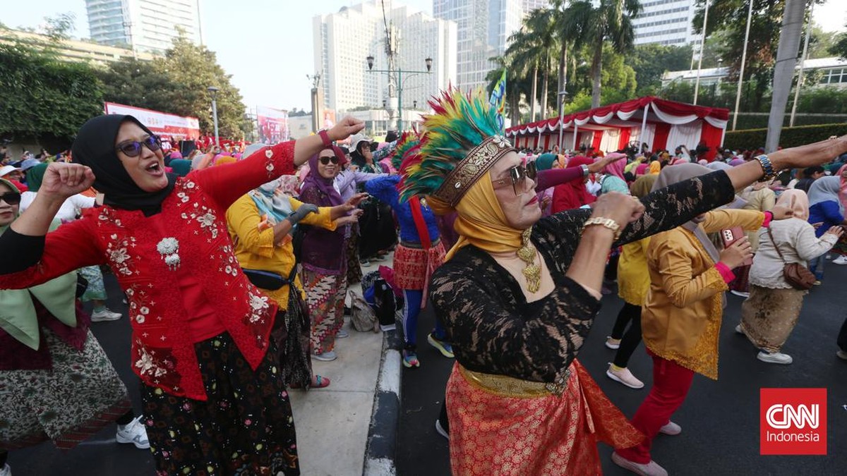 FOTO: Menari dalam Balutan Kebaya Warna-warni