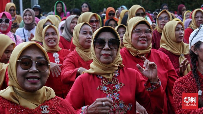 FOTO: Menari dalam Balutan Kebaya Warna-warni