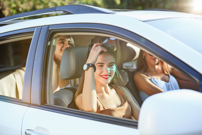 Ilustrasi Menumpang Mobil Teman/ Foto:freepik.com/master1305