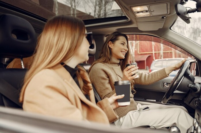 7 Etika Menumpang di Mobil Teman yang Wajib Kamu Tahu!