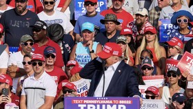 FOTO: Momen Penyelamatan Donald Trump dari Tembakan Berkali-kali