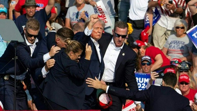 Trump tetap lanjut kampany meski jadi sasaran pembunuhan dalam penembakan saat kampanye di Pennsylvania, AS pada Sabtu (13/7).