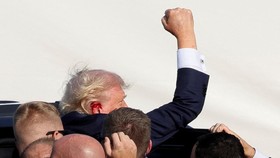 Terdengar Suara Tembakan Saat Kampanye, Trump Dievakuasi Naik SUV