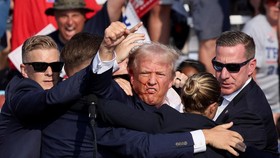 Usai Diduga Ditembak, Trump Masih Bisa Kepalkan Tangan