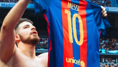 Youtuber Argentina Angkat Jersey Messi di Bernabeu Usai Menang Tinju