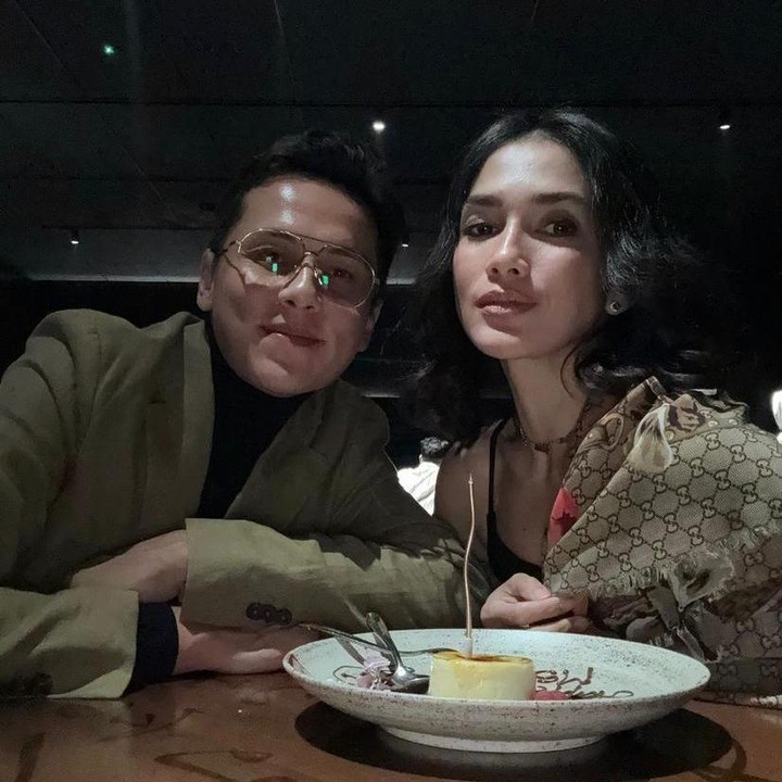 <p>Ketika merayakan momen penting, pasangan ini selalu meluangkan waktu untuk pergi kencan berdua saja. Seperti ketika menikmati<em> candle light dinner</em> pada hari ulang tahun Ussy, Bunda. (Foto: Instagram @ussyandhika)</p>