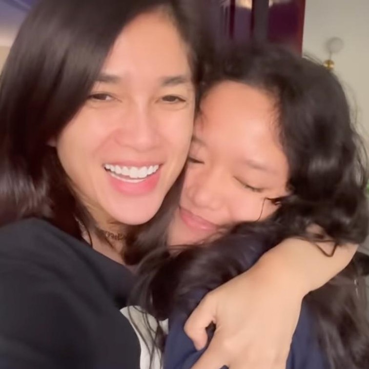 <p>Beberapa waktu lalu, putri Ussy Sulistiawaty dan Andhika Pratama, Syafa Azzahra, berhasil diterima menjadi mahasiswa di Universitas Indonesia. Momen ini dibagikan langsung oleh Ussy melalui laman Instagramnya. "Ultahnya besok, dikasih kadonya hari ini sama Kakak Ara. Puwwww <em>@andhiiikapratama</em> anak wedokmuuu brexele muuu di terima di <em>@univ_indonesia MasyaAllah</em> <em>tabarakallah</em>. Terima kasih ya Allah, terima kasih Syafa Azzahra, terima kasih semesta," kata Ussy.  (Foto: Instagram Ussy Sulistiawaty)</p>