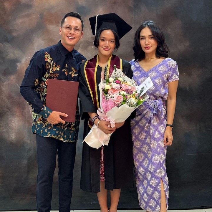 <p>"Ultahnya besok, dikasih kadonya hari ini sama Kakak Ara. Puwwww <em>@andhiiikapratama</em> anak <em>wedokmuuu brexele</em> muuu di terima di<em> @univ_indonesia MasyaAllah tabarakallah</em>. Terima kasih ya Allah, terima kasih Syafa Azzahra, terima kasih semesta," kata Ussy. (Foto: Instagram: @ussypratama)</p>