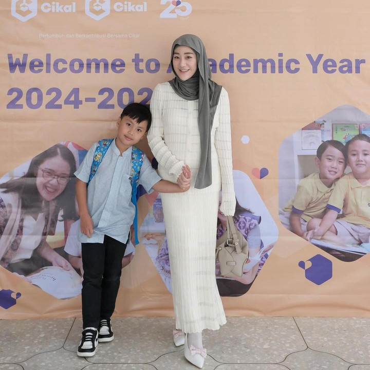 <p>Larissa Chou turut mengantarkan anak sulungnya, Yusuf, di hari pertama masuk sekolah. Kini, Yusuf sudah resmi menjadi anak SD, lho. Larissa pun berharap agar sang putra semangat dalam belajar. "Selamat memulai hari baru menjadi murid SD, Yusuf sayang. Semangat belajar dan sekolahnya. Bagaimanapun prosesnya, Mamah akan terus sabar dan mendampingi Yusuf," ujarnya. (Foto: Instagram: @larissachou)</p>
