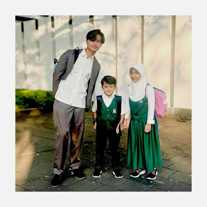 <p>Hengky Kurniawan turut mengunggah momen kala ketiga anaknya masuk sekolah di hari pertama, Bunda. Hengku mengungkap bahwa kini sang sulung, Bintang, sudah masuk SMA, sementara anak bungsunya, Zavier, mulai masuk SD. "Semangat belajarnya anak-anakku. Enggak terasa kak<em> @bintangpratamakurniawan</em> sekarang sudah SMA, dan si bungsu<em> @zavieruwaiskurniawan</em> sudah masuk SD," katanya sambil memberikan emotikon jempol. (Foto: Instagram: @hengkykurniawan)</p>
