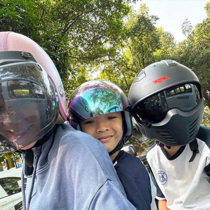 <p>Zaskia Adya Mecca memutuskan untuk mengantar kedua putranya, Bhai Kaba dan Bhre Kata, naik motor karena mengejar waktu. Bukan tanpa alasan, bel sekolah berbunyi pukul 7.45, sementara kedua putranya baru siap pukul 7.40, Bunda. "Aku pengen antar karena hari ini anak-anak cari kelas baru dan Bhre masuk SD! Tapi kalau naik mobil sudah <em>wassalam</em> super telat! Motor lah pilihannya," papar Bunda lima anak ini. (Foto: Instagram: @zaskiadyamecca)</p>