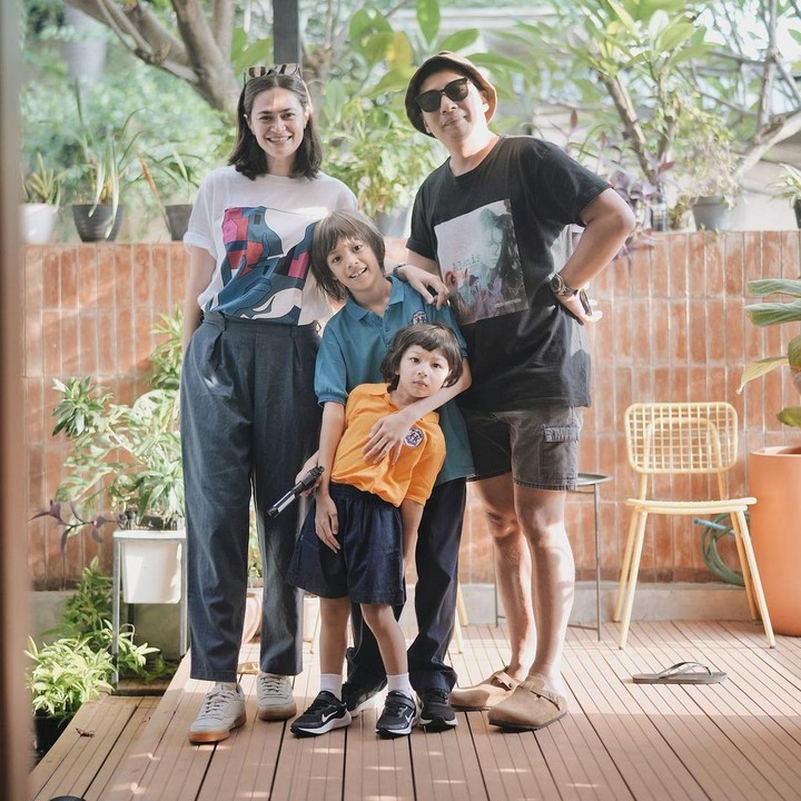 <p>Anak kedua Ringgo dan Sabai Dieter, Mars, mulai masuk sekolah, nih. Ketika sudah berpakaian dan memasuki mobil, Ringgo bercerita bahwa Mars berteriak dan mengurungkan niatnya untuk sekolah. "Ini adalah foto sebelum keberangkatan. Pagi yang indah burung berkicau. Awalnya sunggu sempurna. Mulai memasuki mobil teriakan membahana, 'GAK MAU SEKOLAHHH!! MAU LIBUR SAJAAA SEKOLAH ENGGAK SUKAAA!!!'," cerita Ringgo dilihat dari laman Instagram-nya. (Foto: Instagram: @ringgoagus)</p>
